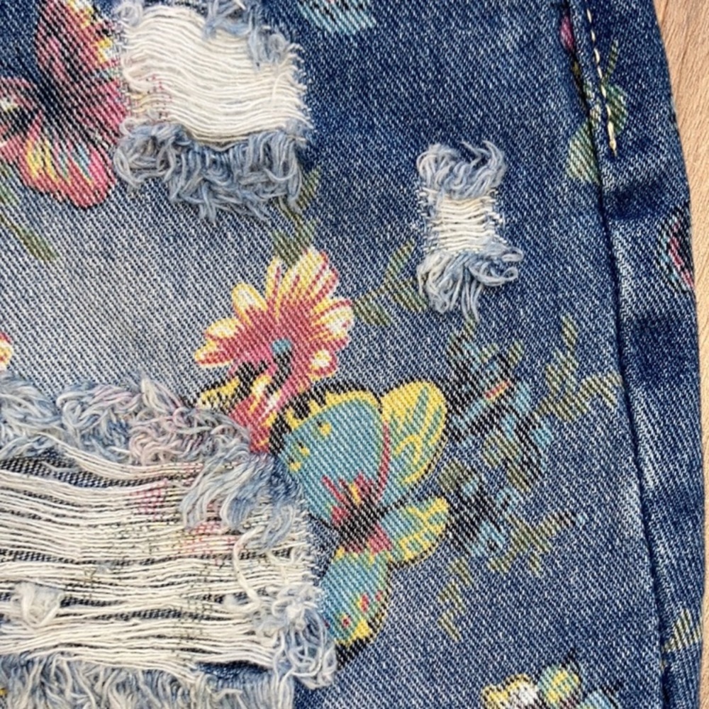 Almost Famous distressed Mom jean short raw hem butterfly floral size 3 - Picture 7 of 17
